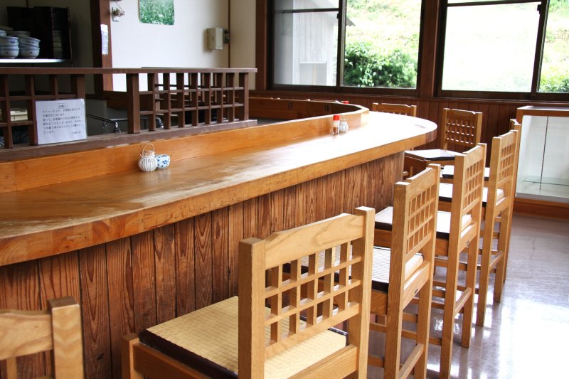 木の温もりであふれる店内は、落ち着いた雰囲気で、ゆっくりと食事が楽しめる空間となっている。