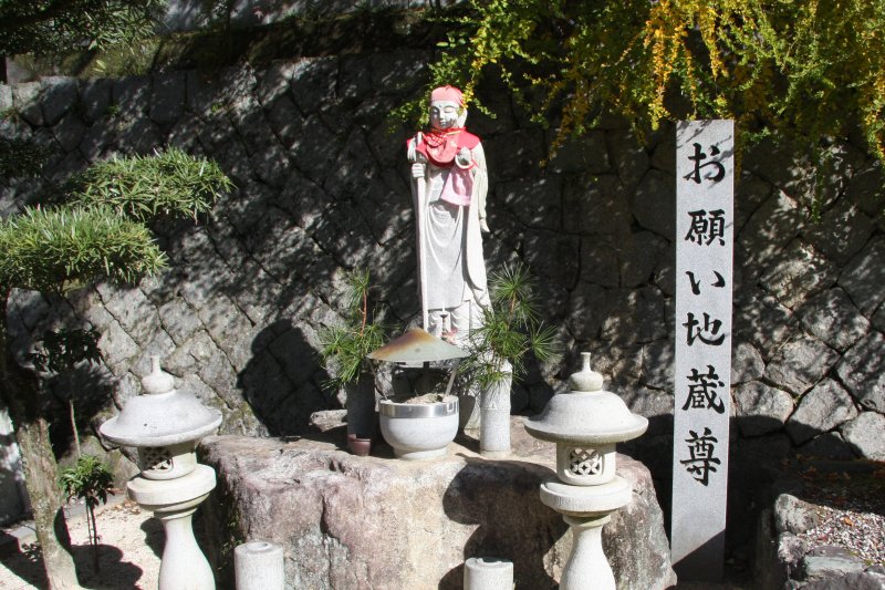 参道入口では、赤い帽子を被った「お願い地蔵」が参拝者を出迎えてくれる。 