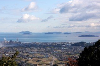 頂上の境内から眺める今治市外や瀬戸内海に浮かぶ島々は絶景である。 