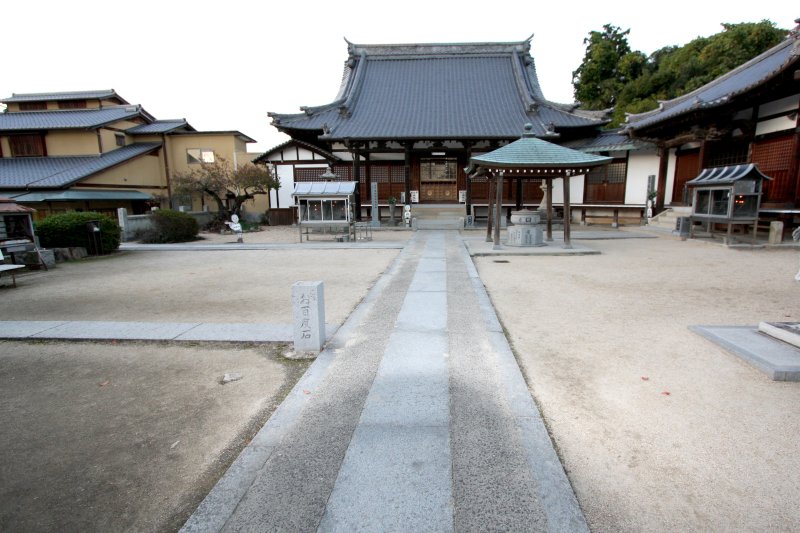 これまでに幾度も戦火に見舞われた本堂は、以前は茅葺きの小堂が建つのみだった。
