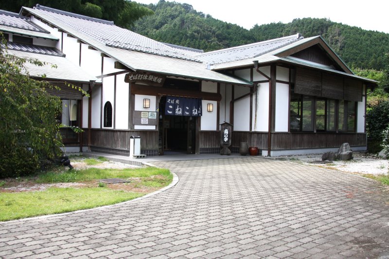 和風建築の館内では、ガラス張りで周囲の自然を望みながら、そば打ち体験ができる。
