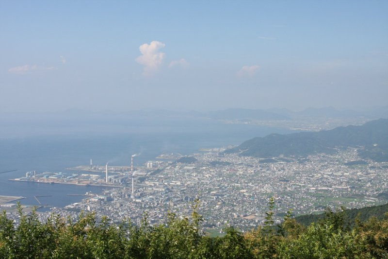 標高892mの翠波峰からは、遮るものがなく360度の大パノラマが広がる。眼下には旧伊予三島の町が望め、製紙工場の煙突から立ち上る煙も見える。