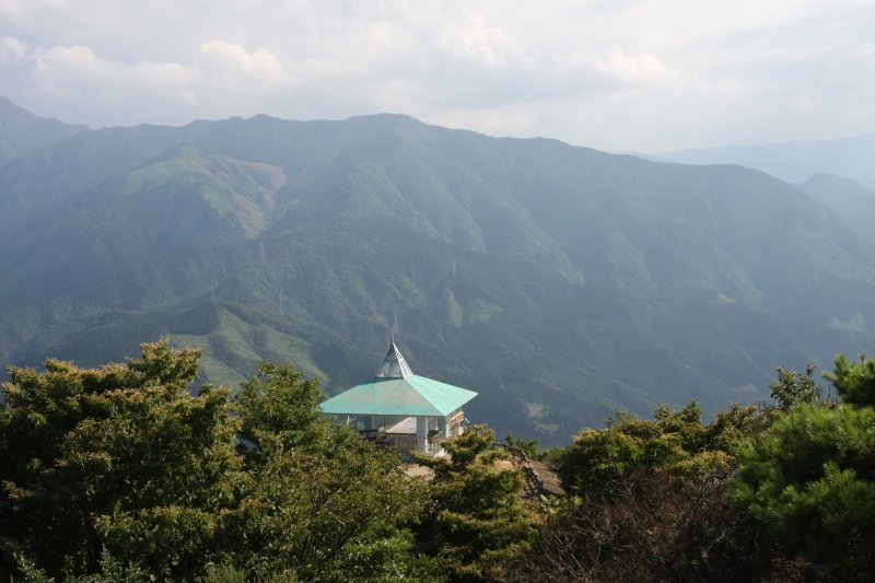 山を見れば石鎚連峰がそびえたち、吹き降りる涼しい風が高原の花々を揺らす。