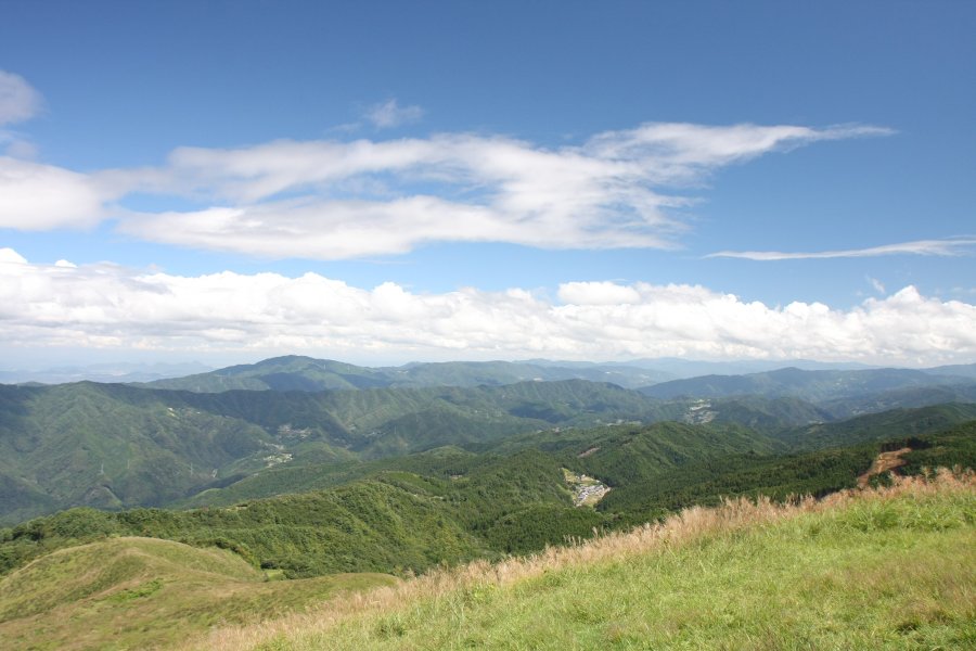 塩塚山の頂上からは、天気が良ければ瀬戸大橋や中国山地まで遠望でき、四国山地を360度見渡せる大パノラマが広がっている。