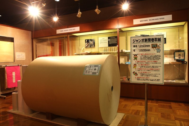 普段目にする新聞も8800部まとめるとこんなに大きくなる、ジャンボ新聞巻取紙。