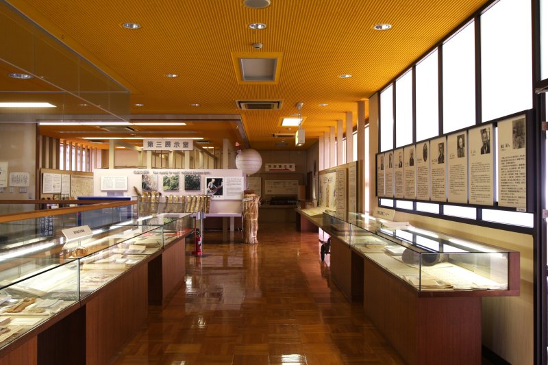 2階には世界の手すき紙や和紙の原料、華麗な水引細工の展示を始め、手すき実習室もある。