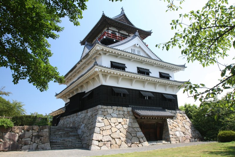 昭和61年に本丸跡に再建された、地上4階建て地下1階の天守閣。