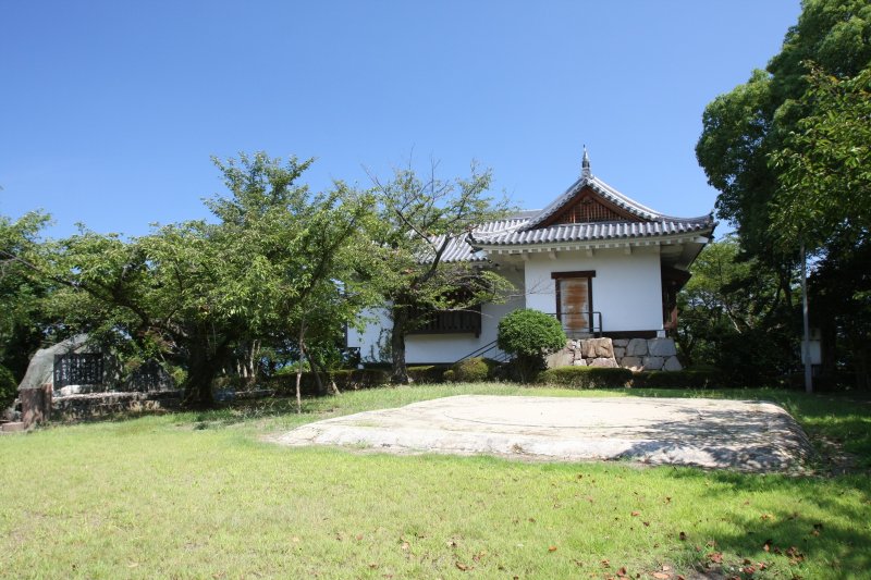 天守閣再建とともに復元された涼櫓は有料で貸し出しており、お花見の時期になると市民でにぎわう。