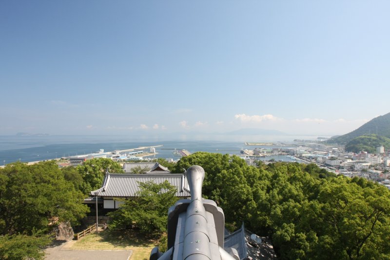 天守閣の4階部分は360度の大パノラマが広がる。遠く瀬戸内の島々や、天気が良ければしまなみ海道まで見渡すことができる。