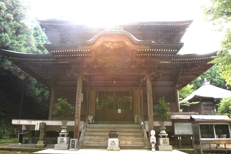 本尊の十一面観音立像を納めた築約160年の本堂は、屋根が二層になっている珍しい造り。