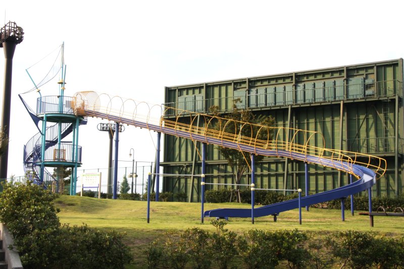 メインの公園から少し離れた所にあるローラーすべり台。全長30m程あり、さっそうと滑り抜けることができる。