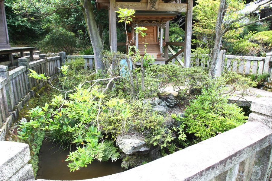 境内にある三角形の「三角（みすみ）の池」は、弘法大師が三角形の護摩壇を築いて修行した跡といわれており、三角寺の名前の由来になった。