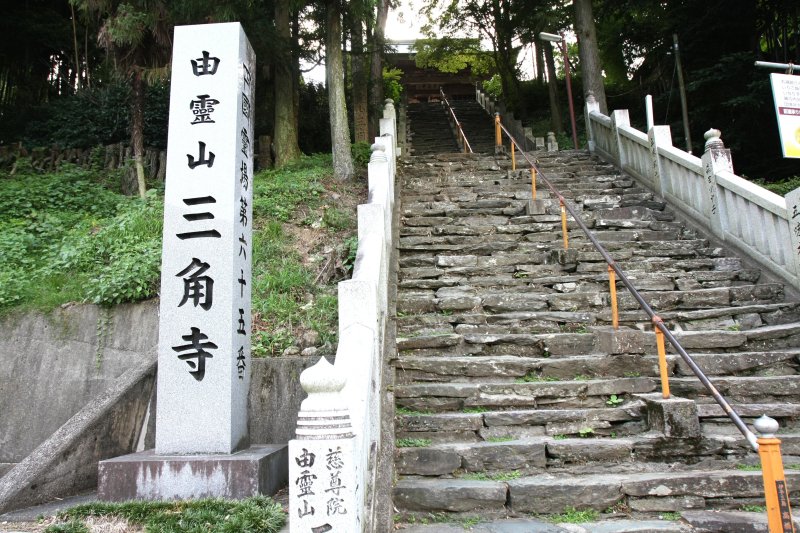 けわしい階段を上りきれば、かつて訪れた偉人達をうならせた風情漂う寺院を目の当たりにできる。