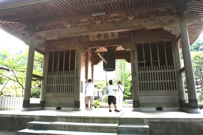 階段を上れば鐘楼と一体になった山門がそびえ建ち、訪れる人がつく鐘の音が山に響きわたる。