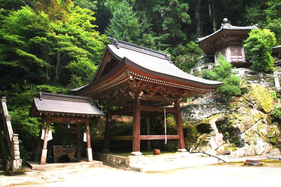 通夜堂の正面左に鐘楼と六角堂があり、その裏には銅山川に流れ込む小さな滝にかかる無名橋を渡り、うっそうとした山へ続くお遍路道が伸びている。
