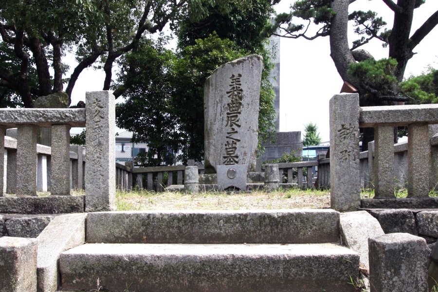作兵衛の自己犠牲の精神に感銘を受けた松山藩主によって1777年に建てられた墓標。