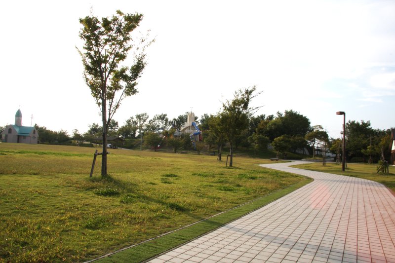 公園内には広い芝生が広がり、休日になると散歩する人たちなどでにぎわっている。