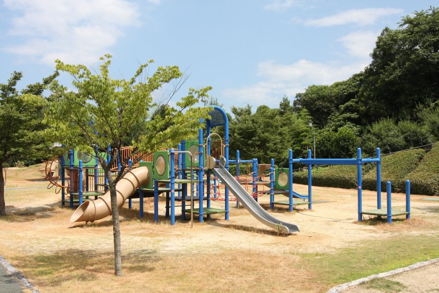 小さな子供も楽しめる遊具がたくさんあり、家族連れで楽しめる。
