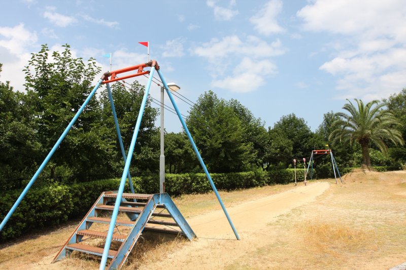 まるでターザンになった気分にさせてくれる、子供たちに大人気のターザンロープ。
