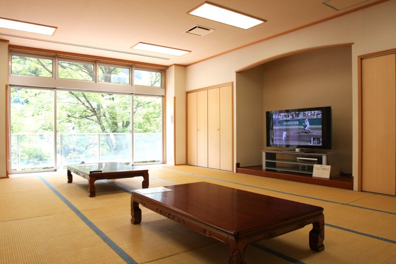 無料で利用できる休憩室は、清流馬立川のせせらぎと山の木々を堪能しながらのんびり過ごすことができる。
