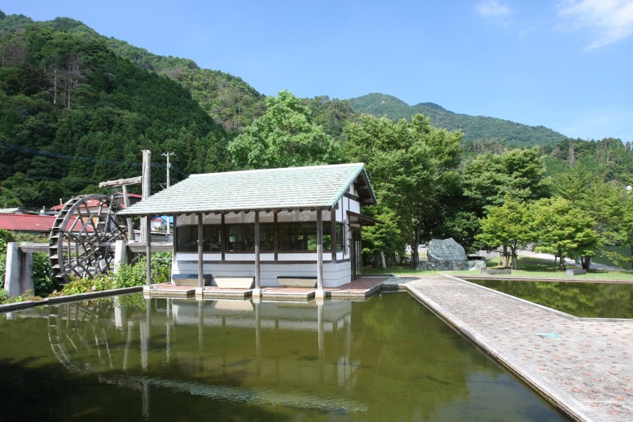 柳瀬ダムの流域模型や写真を展示している資料館と水車小屋があり、金砂湖について学ぶことができる。