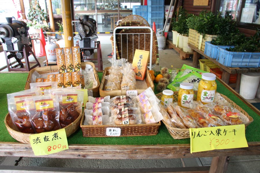 中山町の特産品を豊富に販売しており、特に栗の渋皮煮は大人気の商品。