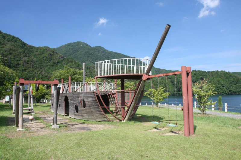 船型の遊具は展望台のようになっており、金砂湖を望むことができる。