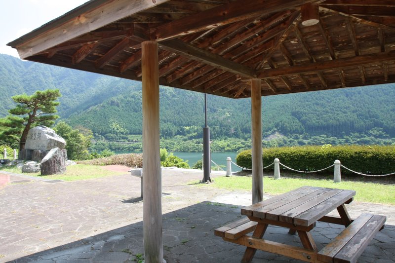法皇湖を一望できる休憩所。湖を渡る涼しい風を感じながら湖畔散策の途中に休憩できる。