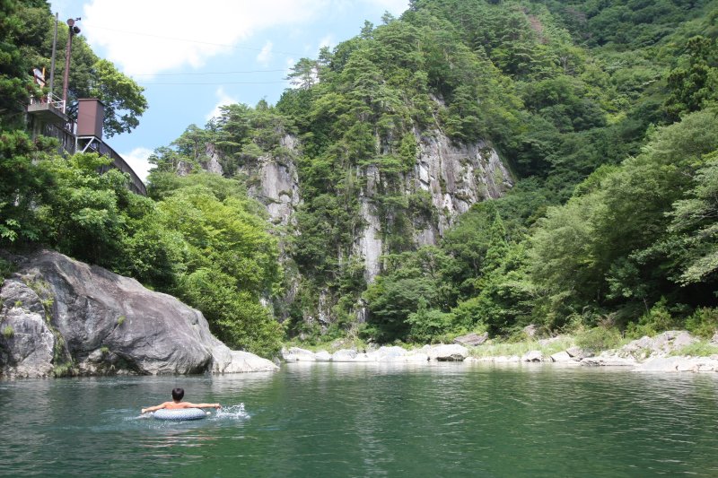 ゆるやかな清流の中で川遊びや川釣りが楽しむことができ、渓谷が生んだ自然を満喫することができる。