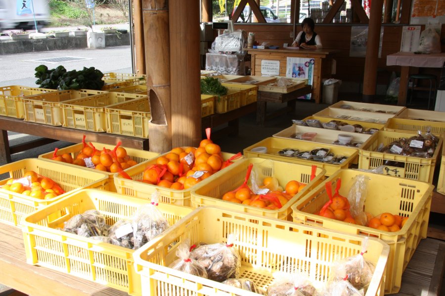 隣接している産直市では採れたて新鮮な野菜や、地元住民が作った惣菜など、中山町の味覚が取り揃えられている。