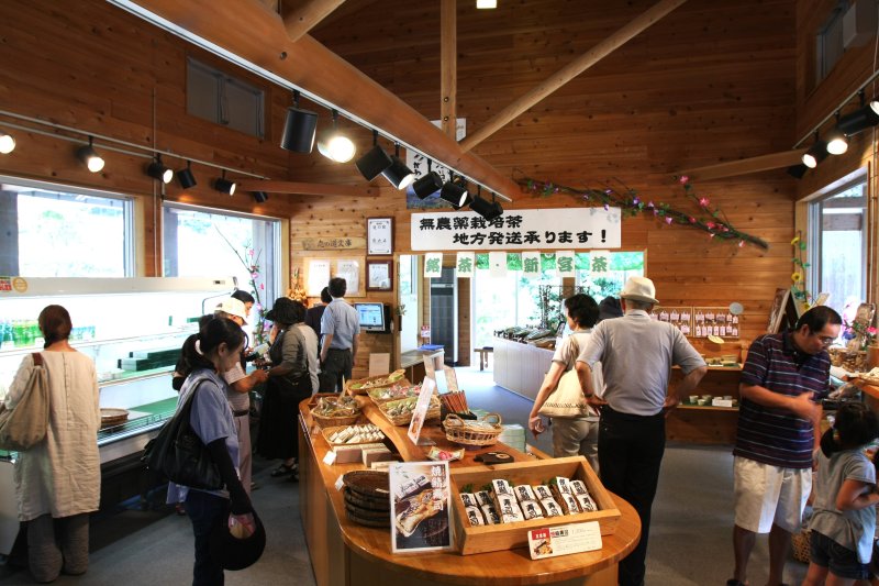 店内は霧の森大福を始め、新宮の物産品や名産品を求める多くの人でいつも賑わっている。