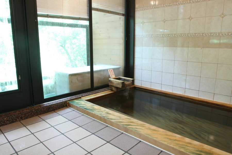宿泊者専用の温泉となっている「霧の湯・森の湯」は、新宮に湧き出る良質の温泉を引いており、川のせせらぎを聞きながらゆったりと入浴できる。