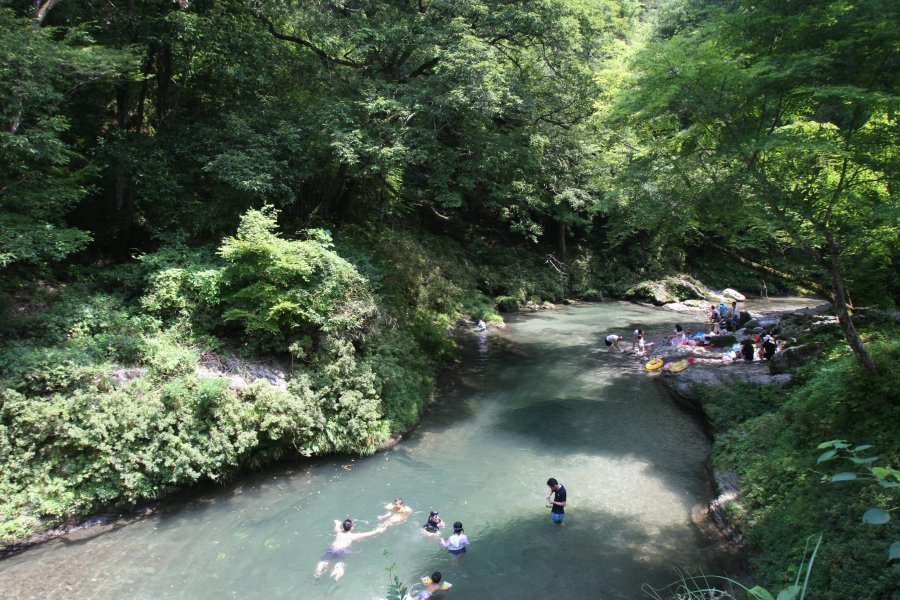 夏には、すぐ側を流れる馬立川で、大自然を満喫しながら川遊びを楽しめる。
