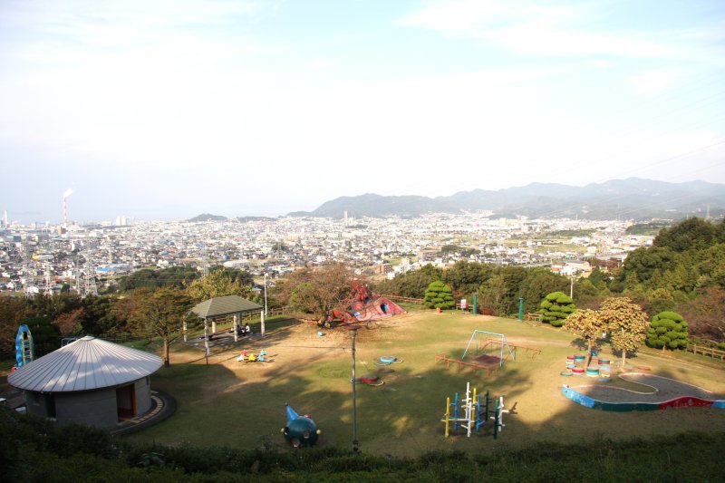 地元の人だけでなく、休日には遠方からも家族連れなどが多く訪れる。園内には子供の元気な声が飛び交う。