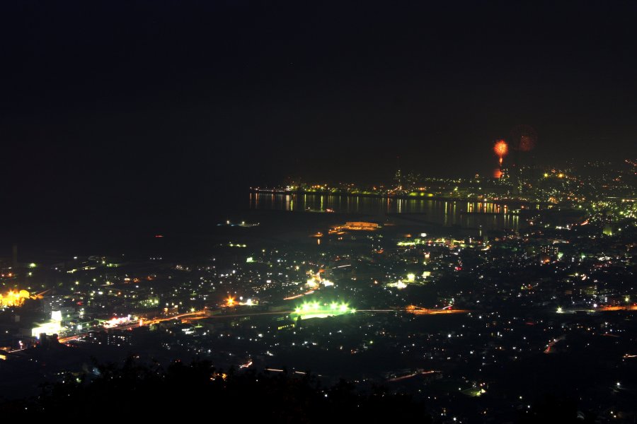 日本夜景遺産に認定された夜景は、製紙工場と瀬戸内海のもう一つの姿で、ロマンチックな空間を提供してくれる。