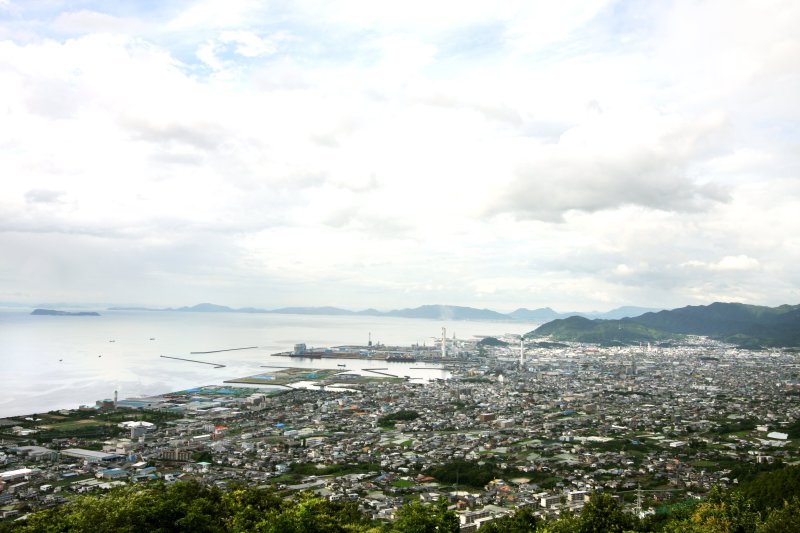 眼下には、四国中央市街と瀬戸内海を同時に見晴らせる。