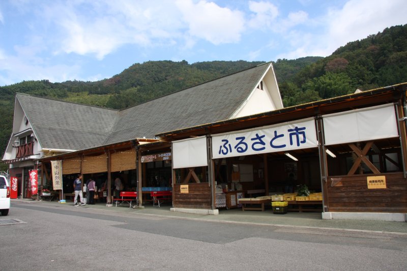 新鮮な野菜や特産品を求めて、ドライブ途中の人や地元住民などが多く足を運んでいる。