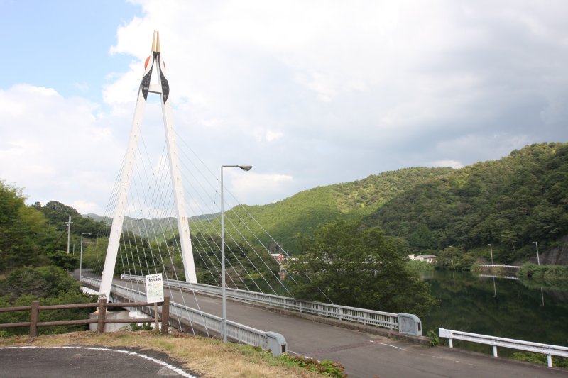 森と湖畔の公園のシンボルになっているふれあい橋。二羽の丹頂鶴が羽を広げ、寄り添った姿をイメージしている。