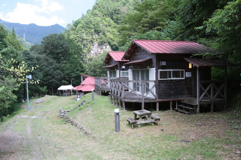 ロッジは大人数で泊まるのに便利。銅山川のせせらぎを聞きながらのんびり過ごせる。
