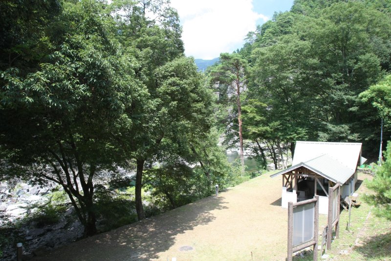 河原を散歩すれば、森の清んだ風と川の穏やかな水音が極上の安らぎを与えてくれる。