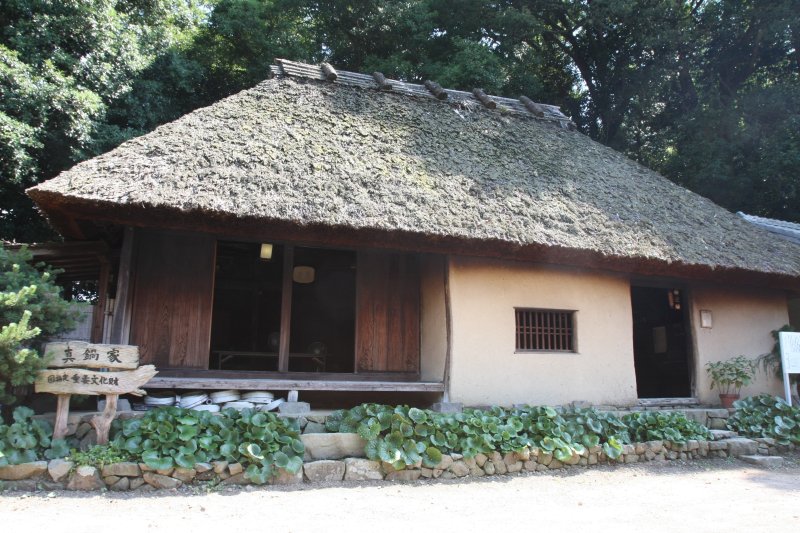 江戸時代中期に建てられたとされる寄棟造りの平屋・木造茅葺屋根住宅。