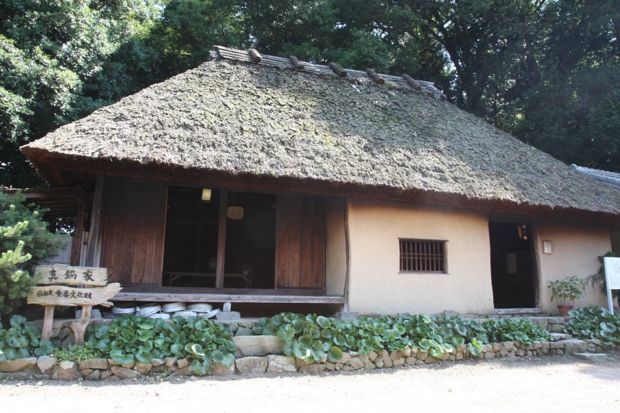 江戸時代中期に建てられたとされる寄棟造りの平屋・木造茅葺屋根住宅。