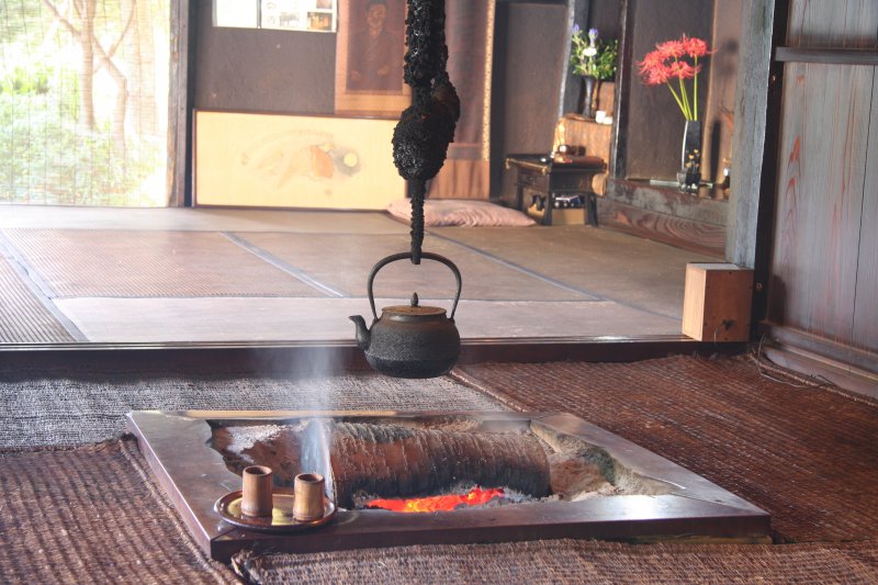竹の床にむしろが敷かれている「中の間」。煙によって殺菌・殺虫し、屋根を維持するために囲炉裏は今も焚かれている。