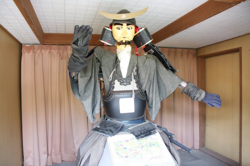 切山地区に伝わる平家の落人伝説にちなみ武者姿をしたロボットが、史跡12箇所について身振り手振りを交え説明してくれる。