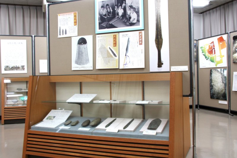 四国中央市内で発掘された出土品が展示されており、旧石器時代から中世までの幅広い時代の生活を物語る貴重な資料となっている。