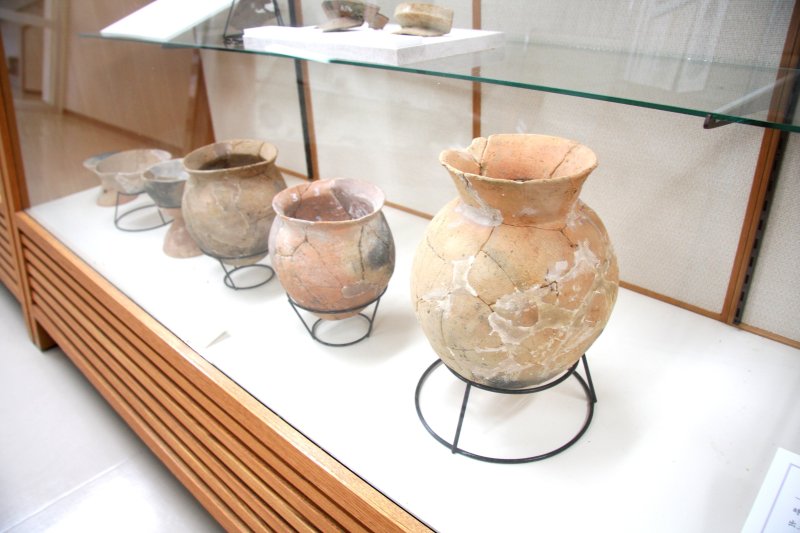 祭事などに使用されたとされる弥生土器が、綺麗に復元展示されている。