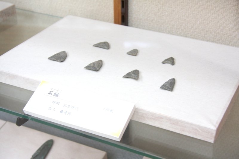狩猟具に使用されていた石鏃。当時の石器加工技術の高さに驚かされる。