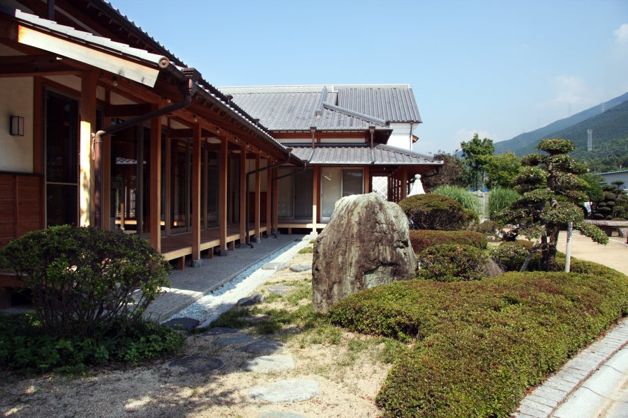当時の面影を残した風格ある日本庭園は、自由に散策ができ五葉松が見どころ。