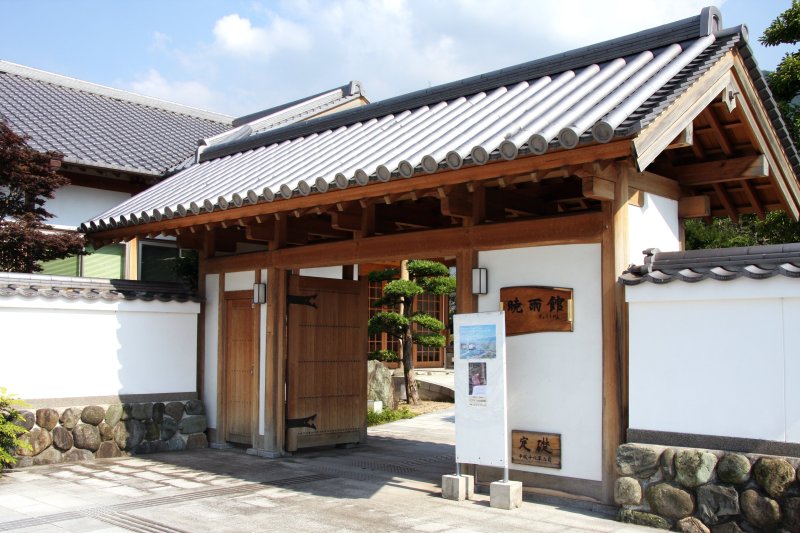 白壁の外観と立派な門構えは、当時の賑わいを感じることができる。