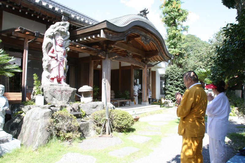 赤い色をした不動明王像の後ろに建つ客殿には、訪れる参拝者用のイスが用意されており、境内でのんびりと過ごせる。